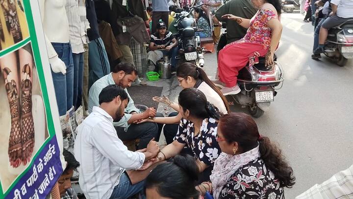 In the evening, women perform puja in groups and rotate the thali with each other. After this everyone waits for the moon to rise. The fast ends only after seeing and worshiping the moon.
