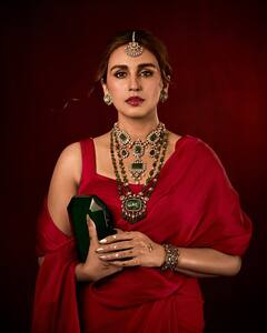 दिवाली से पहले फुलझड़ी बनीं हुमा कुरैशी, लाल साड़ी में दिखा किलर लुक