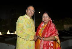 CM रेखा गुप्ता ने सज धजकर रखा करवाचौथ का व्रत, पति के साथ शेयर की तस्वीरें