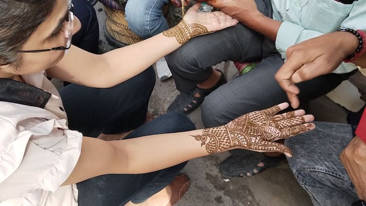 After the worship of Navratri, there is once again a lot of excitement in the markets. The occasion is of Karva Chauth, the Suhagano fast celebrated today (10 September), regarding which a lot of enthusiasm is being seen among women.