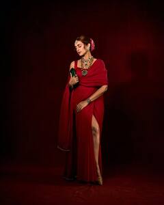 એક્ટ્રેસ હુમા કુરેશીનો રેડ સાડીમાં જોવા મળ્યો કાતિલ લૂક, તસવીરો વાયરલ