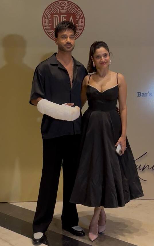 अंकिता लोखंडे भी इस खास मौके पर अपने पति विक्की जैन के संग पहुंची.दोनों ब्लैक आउटफिट में बेहद प्यारे लग रहे थे. लेकिन, इस दौरान विक्की के हाथ में प्लास्टर देखने को मिला.