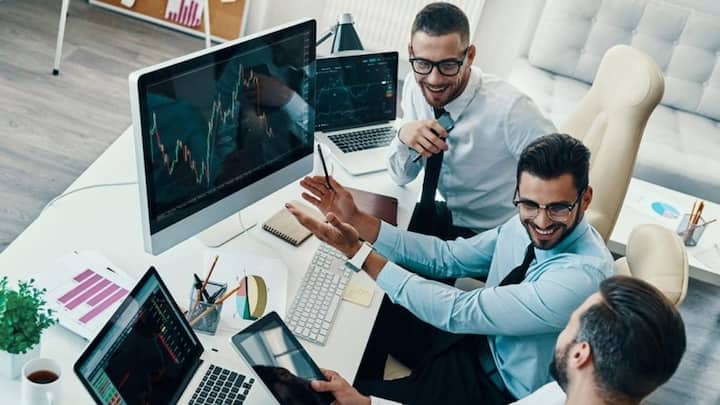 Apart from this, digital services business is also a good option. If you know graphic design, social media management or content writing. So you can start freelancing. In this you will have to invest money in computer, internet and some software. You can use online platforms to increase your client base.