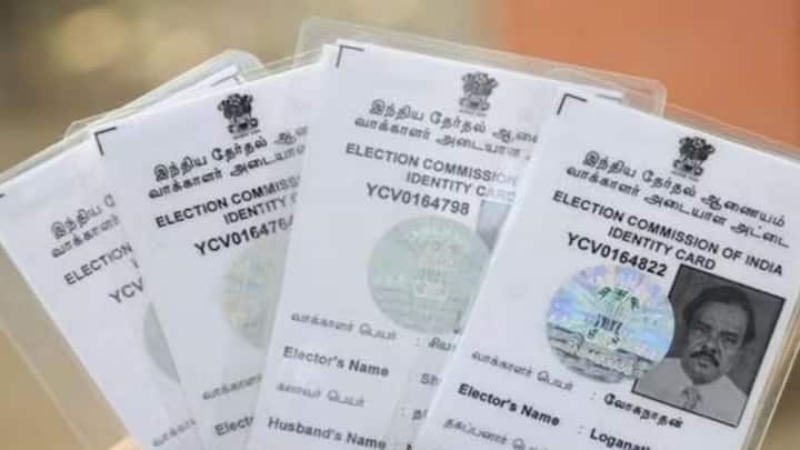 नाम अपडेट करने के लिए आधार धारक को कुछ जरूरी दस्तावेज देने होते हैं. जैसे पासपोर्ट, वोटर आईडी, पैन कार्ड या गवर्नमेंट सर्विस कार्ड. इन दस्तावेजों में सही नाम लिखा होना चाहिए जिससे नाम में कोई गड़बड़ी न हो.