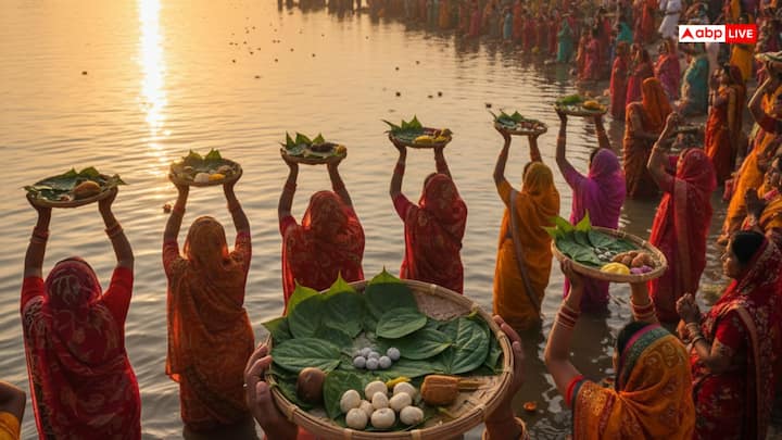 छठ पूजा में पान-सुपारी का महत्वपूर्ण स्थान है, क्योंकि यह पूजा के संकल्प का एक आवश्यक हिस्सा है. ऐसा माना जाता है कि सुपारी में देवी-देवताओं का वास होता है और इसका प्रयोग पूजा को पूर्ण करता है. इसके बिना छठ पूजा अधूरी मानी जाती है, क्योंकि यह धार्मिक मान्यताओं और परंपराओं का अभिन्न अंग है.