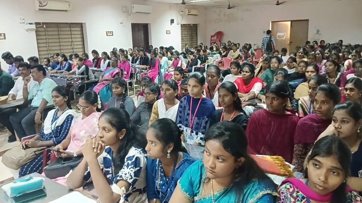 தஞ்சாவூரில் கல்லூரி மாணவிகளுக்கு தொழில் முனைவு மற்றும் மேம்பாடு குறித்த தேசிய கருத்தரங்கு