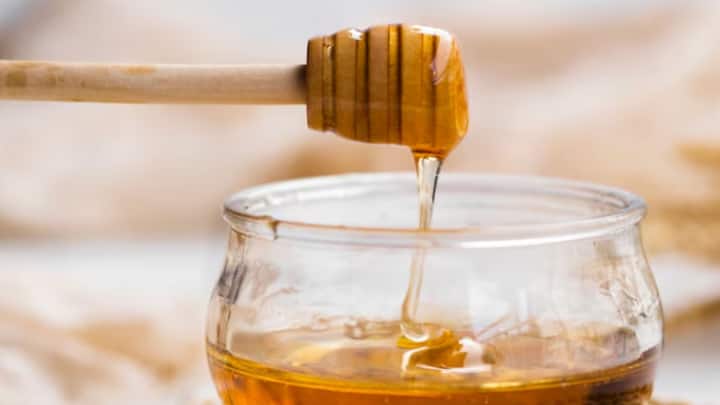 কিন্তু মধু কি আদৌ নিরামিষ? এই প্রশ্ন আজকের নয়। যে কারণে নিরামিষভোজী অনেকেই মধু এড়িয়ে চলেন।