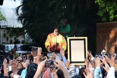 अमिताभ बच्चन ने बर्थडे पर फैंस से की मुलाकात, खुद बांटे गिफ्ट्स, सामने आई तस्वीरें