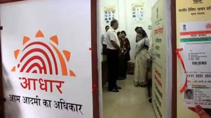 ફીમાં નવો ફેરફાર: આધારમાં નામ બદલવા માટે ગ્રાહકે હવે વધુ ફી ચૂકવવી પડશે. પહેલાં આ ફી ₹50 હતી, જે હવે વધારીને ₹75 કરવામાં આવી છે. આ નવા ફેરફારો 1 ઓક્ટોબરથી લાગુ થઈ શકે છે.