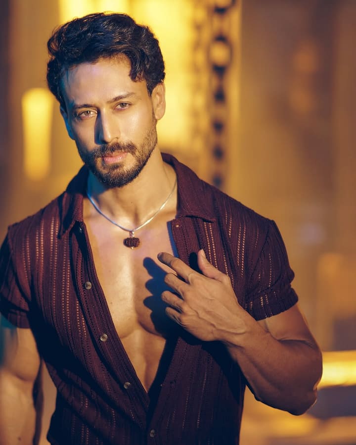 सभी ये जानते हैं की टाइगर श्रॉफ बॉलीवुड के उन अभिनेताओं में से हैं जो मार्शल आर्ट्स में वेल ट्रेंड हैं. उनके एक्शन सीन्स के साथ-साथ दर्शक उनकी फिटनेस की भी तारीफ करते नहीं थकते. अब टाइगर श्रॉफ ने वीडियो शेयर कर दुनिया को बता दिया है कि फिल्म में अपने एक्शन सीक्वेंसेस वो खुद परफॉर्म करते हैं.