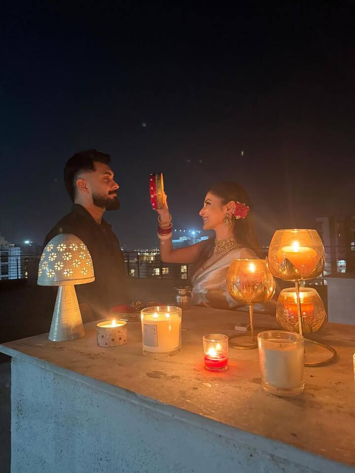 In this picture, Mouni is seen celebrating Karva Chauth with her husband. Fans are really liking this style of Mouni looking at the moon and then at her husband. The couple is looking very cute on this occasion.