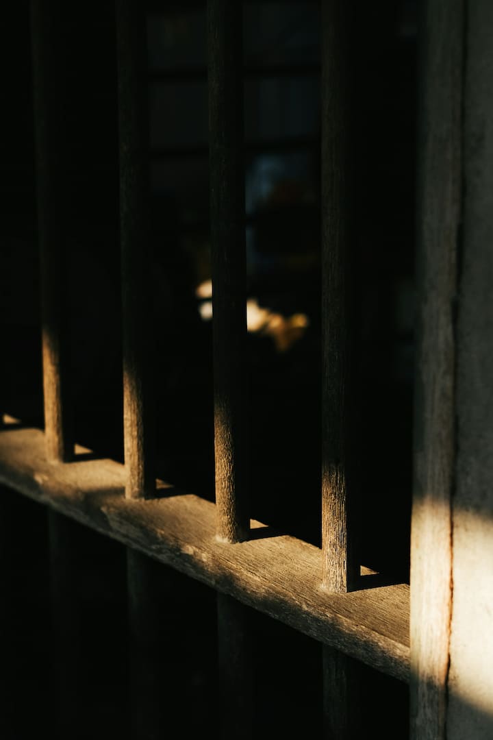 जर एखादा कैदी तुरुंगातून पळून गेला किंवा त्याने पळून जाण्याचा प्रयत्न केला तर त्याला भारतीय दंड संहितेच्या कलम 226 नुसार शिक्षा केली जाते. 2 वर्षांपर्यंत तुरुंगवास किंवा तो भोगत असलेली शीक्षा आणि तुरुंगातून पळून जाण्याची शिक्षा दोन्ही भोगावी लागतात.