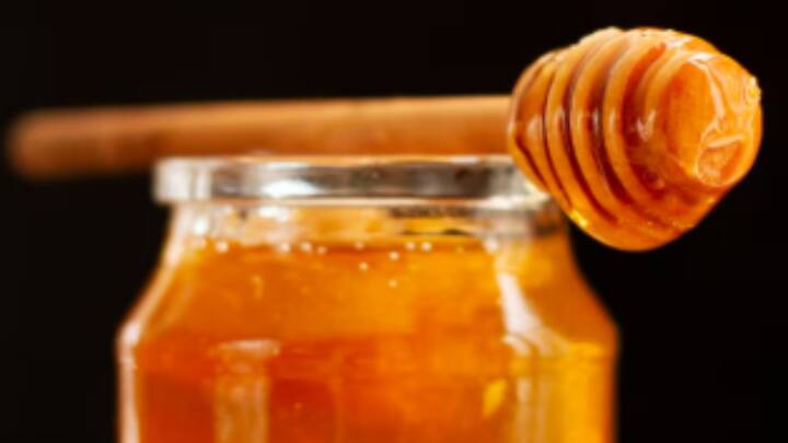 এক্ষেত্রে যে যুক্তি দেওয়া হয়, তা হল, বাণিজ্যিক কারণে মৌমাছি পালন করা হয়। অর্থাৎ বাণিজ্যিক স্বার্থের জন্য মৌমাছিকে ব্যবহার করা হয়, যা পরোক্ষ ভাবে তাদের ক্ষতিসাধনেরই সমান।