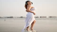 Ankita Dave PHOTO: વ્હાઈટ ઓફ શોલ્ડર આઉટફીટમાં બીચ કિનારે મસ્તી કરતી જોવા મળી અંકિતા