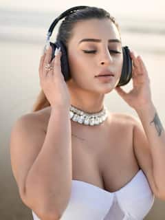 Ankita Dave PHOTO: વ્હાઈટ ઓફ શોલ્ડર આઉટફીટમાં બીચ કિનારે મસ્તી કરતી જોવા મળી અંકિતા