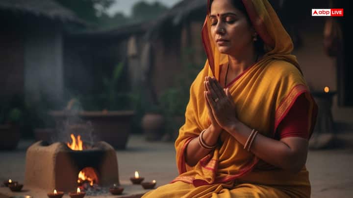 हिंदू धर्म में चार दिवसीय पर्व छठ में खरना का खास महत्व है. यह छठ पूजा का दुसरा दिन होता है. इस दिन व्रती महिलाएं दिनभर उपवास रखती हैं और सायंकाल पूजा के बाद नैवेद्य ग्रहण कर अपना वर्त खोलती है