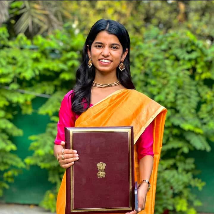 मैथिली ठाकुर को उनके संगीत और योगदान के लिए कई अवॉर्ड मिल चुके हैं. 2024 में बिहार सरकार ने उन्हें राज्य खादी ग्रामोद्योग बोर्ड का ब्रांड एंबेसडर बनाया. इससे पहले उन्हें संगीत नाटक अकादमी का उस्ताद बिस्मिल्लाह खान युवा पुरस्कार भी मिल चुका है. यह पुरस्कार किसी भी युवा कलाकार के लिए बेहद सम्मान की बात माना जाता है.