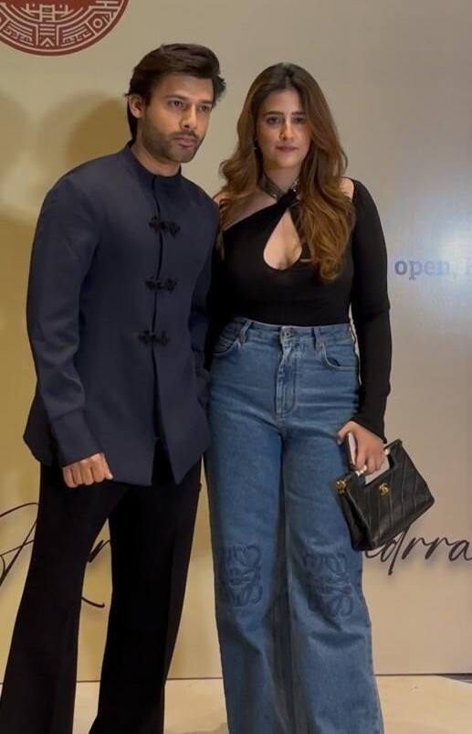 सिंगर स्टेबिन बेन इस खास मौके पर कृति सेनन की छोटी बहन नूपुर सेनन के संग पहुंचे. दोनों ने जमकर पैप्स को पोज दिए.