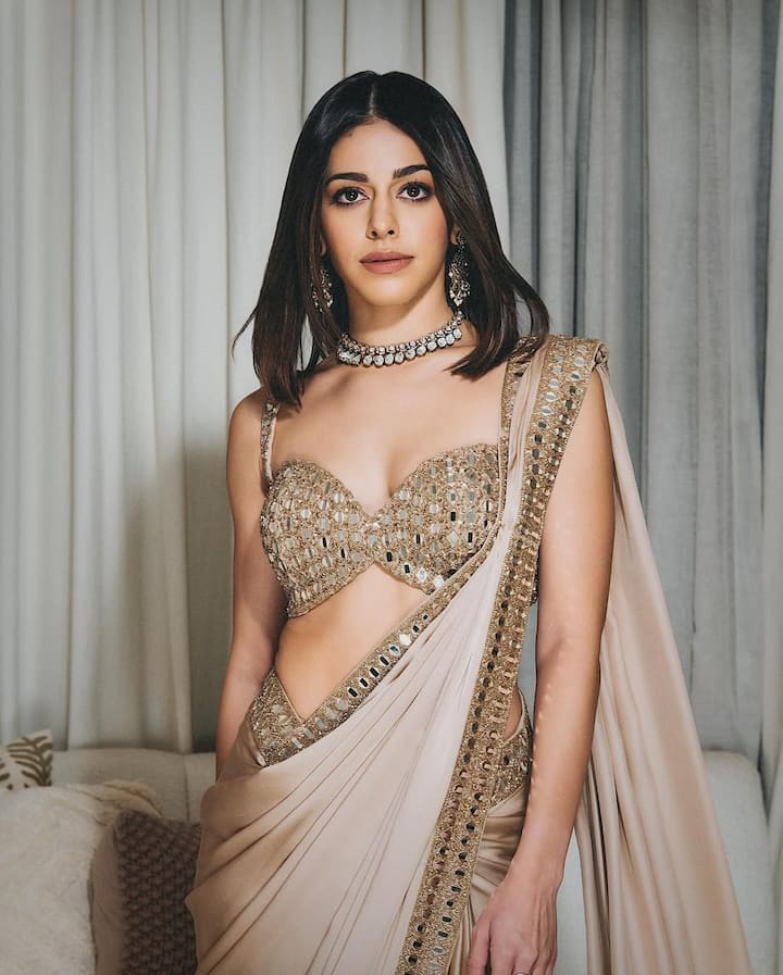In this picture Alaya is seen wearing a golden color saree. Besides, she has worn a deep neck blouse which is making her look even more modern. She completed this look with simple accessories and minimal makeup.
