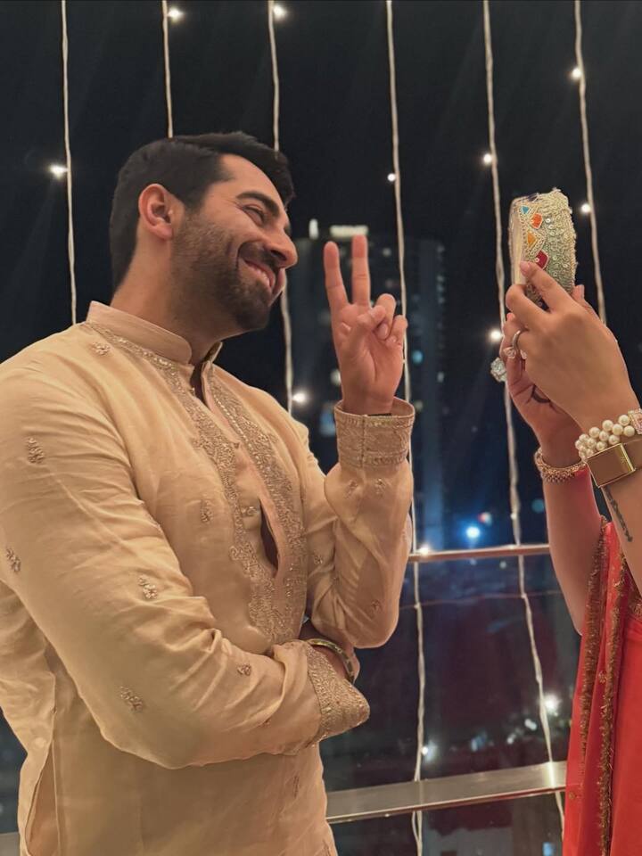 आयुष्मान ताहिरा के लिए खूब पोज देते हुए नजर आए. उनके पोस्ट पर लोग ढेर सारे कमेंट करके बधाई दे रहे हैं. आयुष्मान और ताहिरा बॉलीवुड के क्यूट कपल्स में से एक हैं.