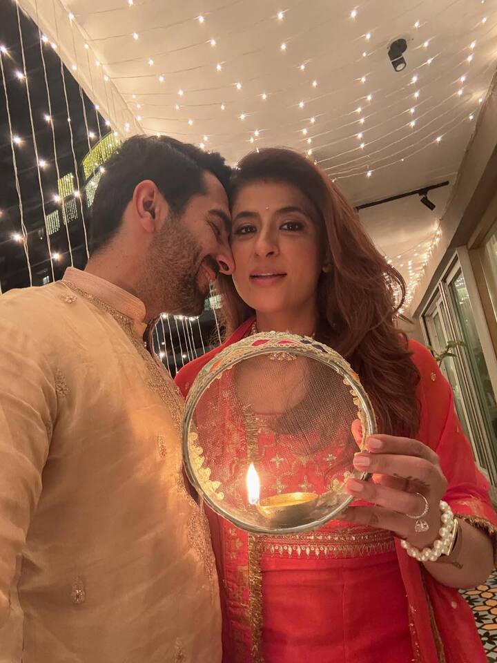 आयुष्मान खुराना ने पत्नी ताहिरा कश्यप करवाचौथ का त्योहार धूमधाम से मनाया है. दोनों ने ही इस बार व्रत रखा.