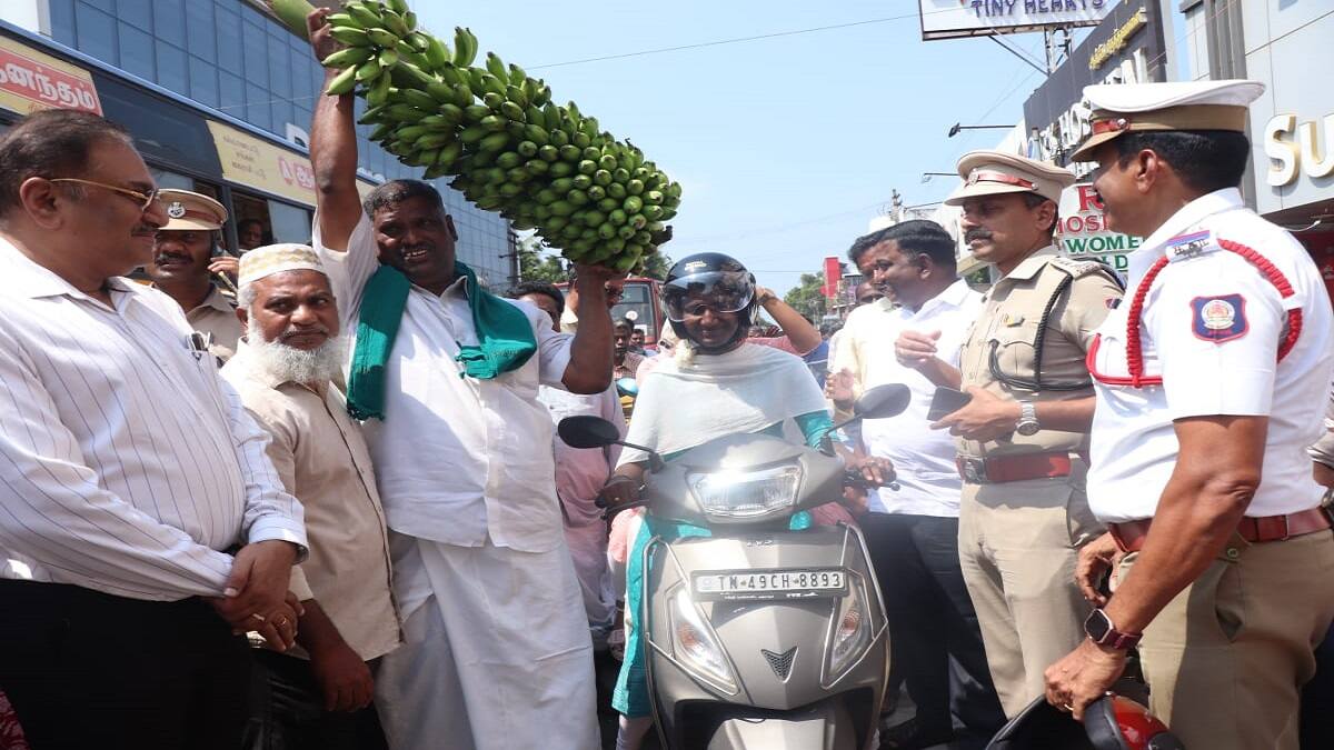 தலைக்கவசமும் கிடைத்தது... வாழைத்தாரும் வந்தது: தஞ்சையில் நடந்த நூதன விழிப்புணர்வு