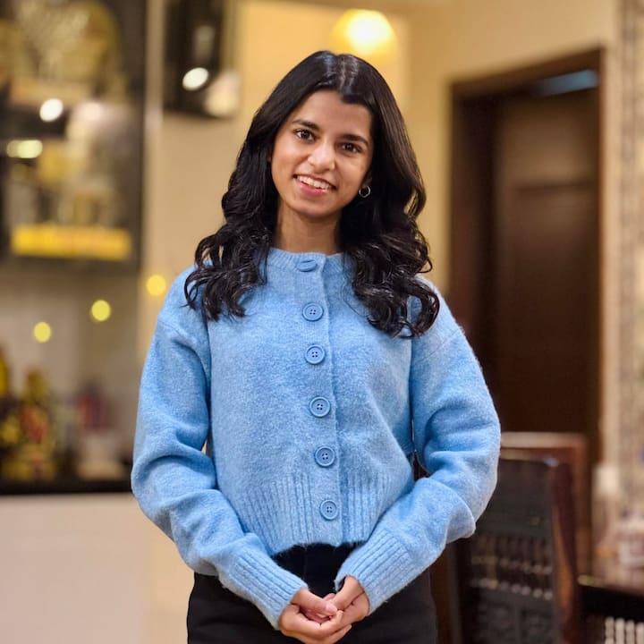 उनके दो भाई ऋषभ और अयाची ठाकुर भी संगीत की दुनिया में सक्रिय हैं. तीनों अक्सर साथ में लाइव परफॉर्म करते हैं और सोशल मीडिया पर उनके गीत लाखों लोगों तक पहुँचते हैं.