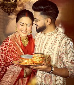 लाल सुर्ख जोड़ा, मांग में सिंदूर, हिना खान ने तस्वीरें शेयर कर दिखाई अपने पहले करवाचौथ की झलक, पति रॉकी ने छुए थे एक्ट्रेस के पैर, Kiss भी किया