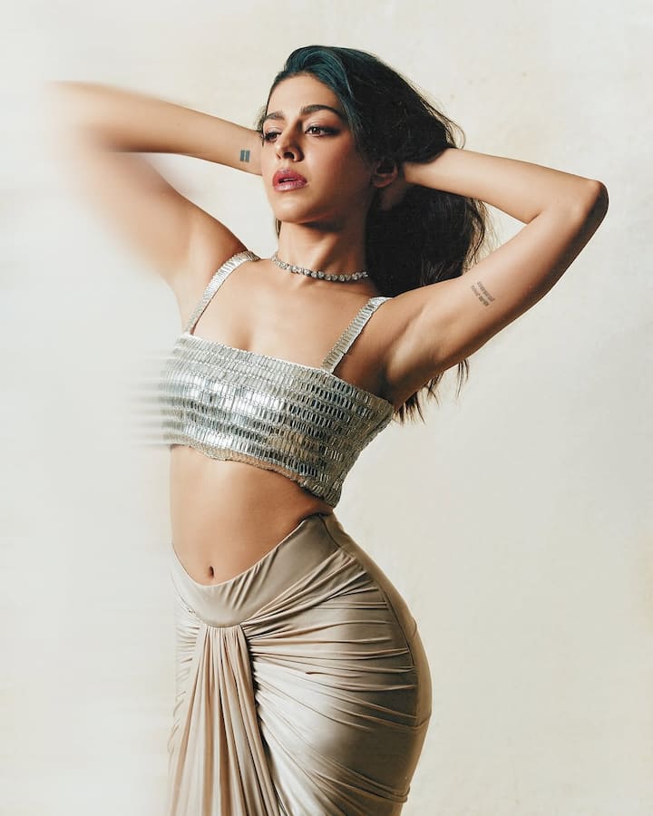 If we talk about the beauty of the actress, she leaves even her mother behind in this matter. Alaya is often in the news on social media for her stylish and glamorous look.