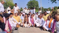 मंगलदेव हत्याकांड को लेकर धरने पर बैठीं विधायक पल्लवी पटेल, प्रशासनिक रवैये पर जताई नाराजगी