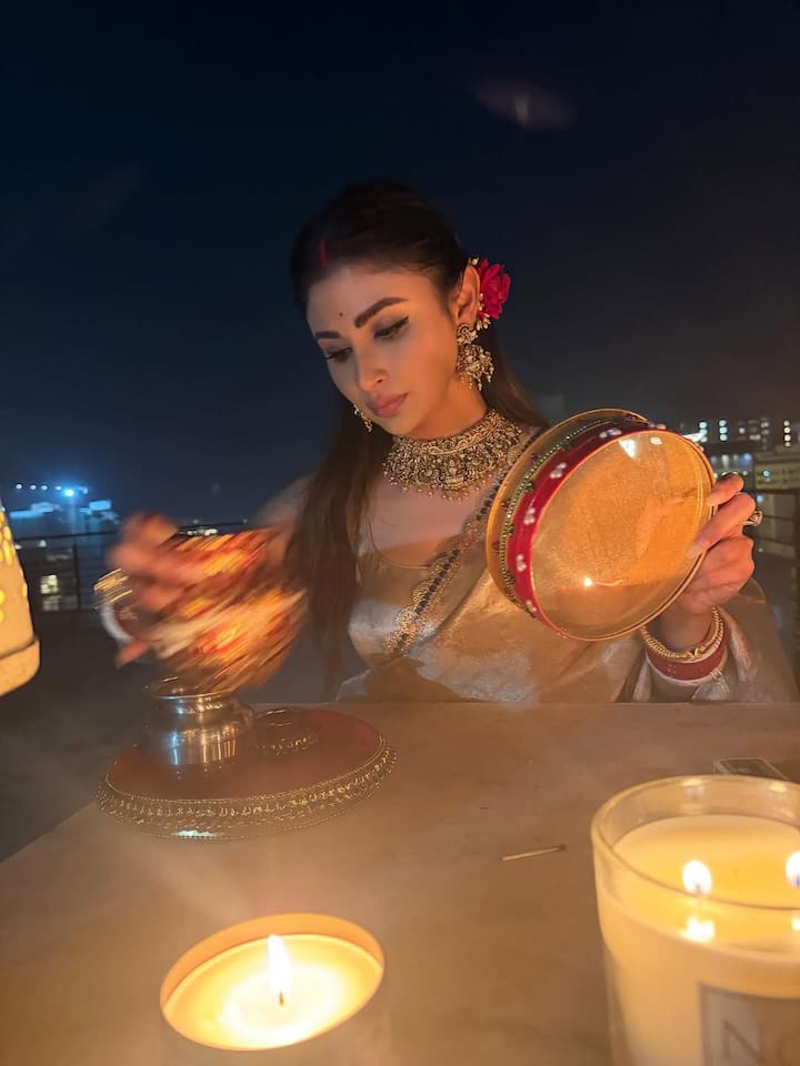 She completed her look by wearing heavy jewelery and a bun. This traditional look of Mouni is worth seeing.