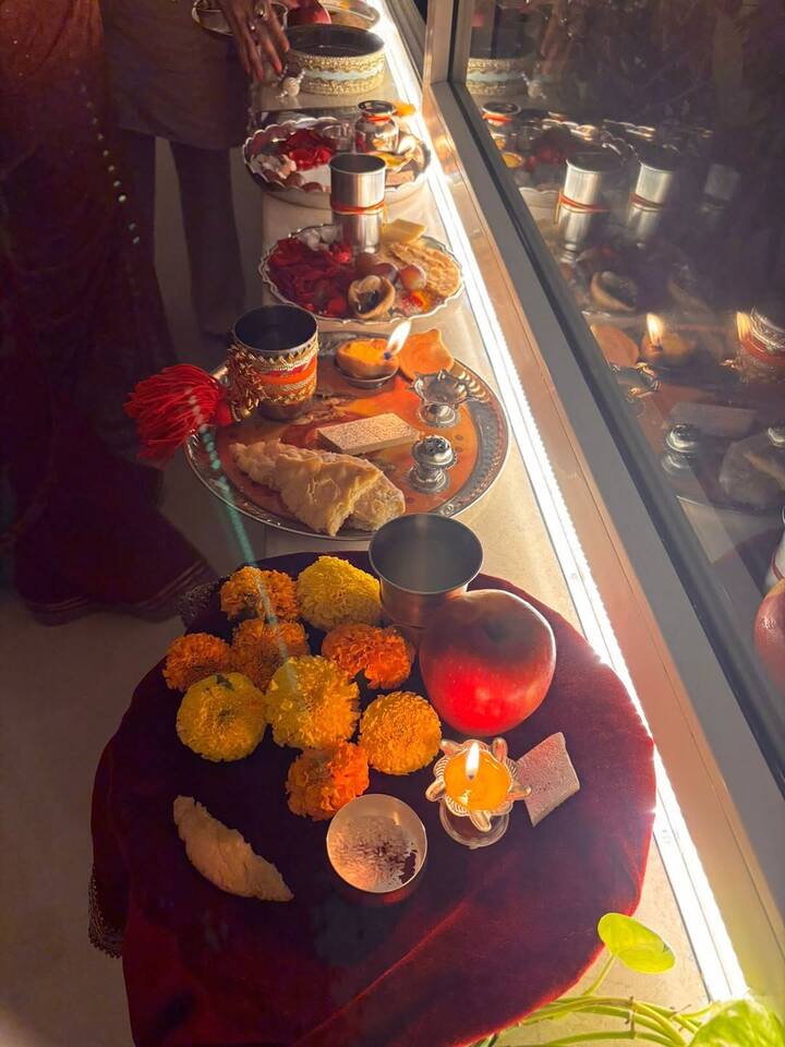 इन तस्वीरों में एक्ट्रेस ने अपनी पूजा की थाली की भी झलक फैंस को दिखाई. जिसे उन्होंने खूबसूरती से सजाया था.