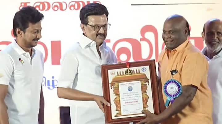 தமிழ்நாடு அரசின் உயரிய கலை விருதான ‘கலைமாமணி’ விருதுகள் இன்று சென்னையின் கலைவாணர் அரங்கில் கோலாகலமாக வழங்கப்பட்டன. 2021, 2022 மற்றும் 2023 ஆண்டுகளுக்கான விருதுகள் இந்த ஒரே விழாவில் வழங்கப்பட்டன.