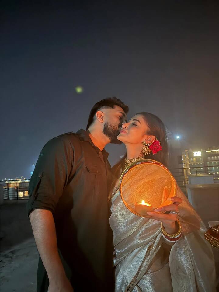 In this picture, Mouni is seen posing with her husband Sooraj Nambiar. This style of both of them looks very beautiful.