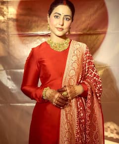 लाल सुर्ख जोड़ा, मांग में सिंदूर, हिना खान ने तस्वीरें शेयर कर दिखाई अपने पहले करवाचौथ की झलक, पति रॉकी ने छुए थे एक्ट्रेस के पैर, Kiss भी किया