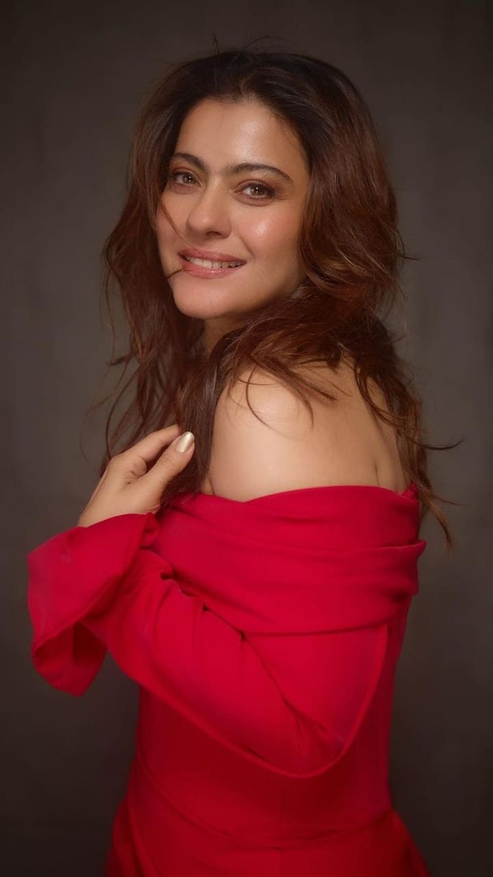 काजोल भी बॉलीवुड की जानी-मानी एक्ट्रेसेस में से एक हैं. उन्होंने अपने करियर की शुरुआत 1992 में फिल्म बेखुदी से की थी. अब काजोल बॉलीवुड के अलावा ओटीटी पर भी काफी एक्टिव हैं और अपनी एक्टिंग से सभी को इंप्रेस कर रही हैं. अदाकारा ने अपनी बेहतरीन अदाकारी से 6 बार फिल्मफेयर अवॉर्ड अपने नाम किया है.