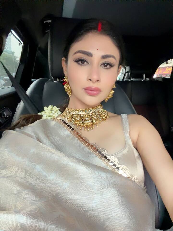 Talking about the look of the actress, she is wearing a golden colored saree and has also carried a sleeveless blouse which makes her look modern.