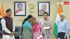 कोरोना में शहीद कर्मचारियों के परिवारों को दिल्ली सरकार का तोहफा, सीएम ने सौंपे 1-1 करोड़ के चेक