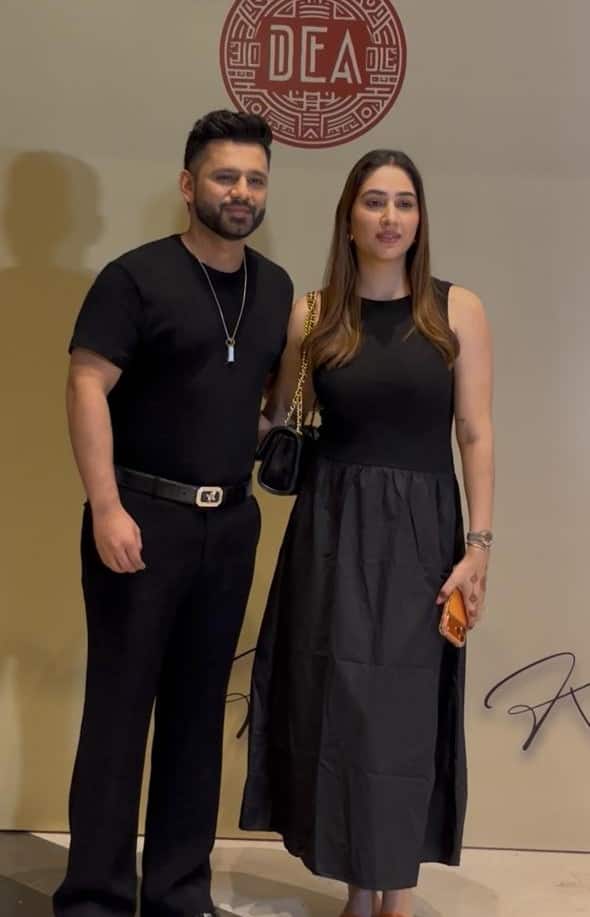 कऱण कुंद्रा के बर्थडे बैश में सिंगर राहुल वैद्य अपनी पत्नी दिशा परमार के साथ पहुंचे. इस दौरान ब्लैक आउटफिट में दोनों ने ट्विनिंग कर रखी थी.