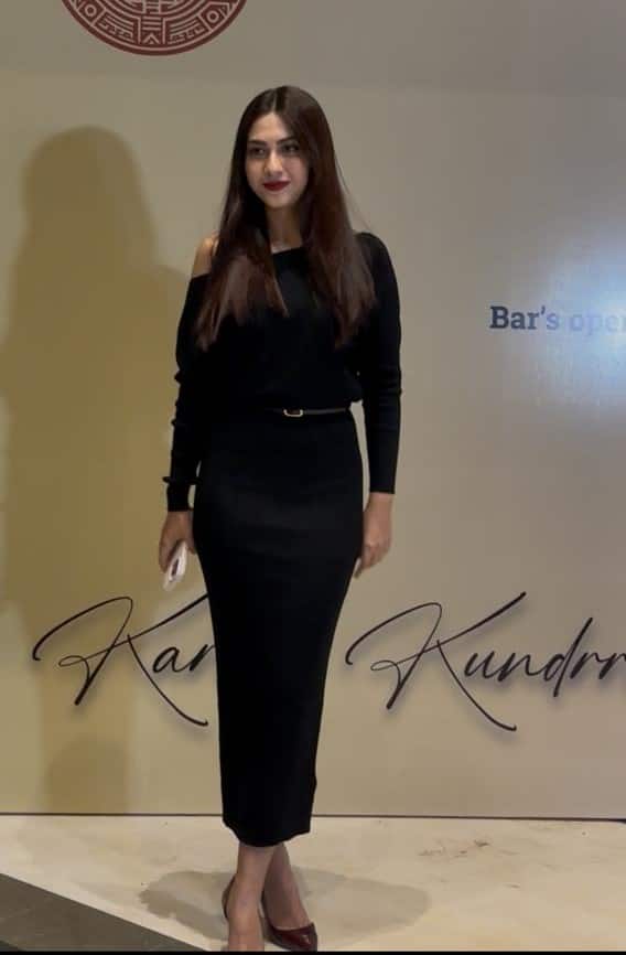 इस खास मौके पर रीम शेख भी शामिल हुईं. ब्लैक लॉन्ग कोल्ड शोल्डर बॉडीकॉन ड्रेस में एक्ट्रेस काफी ग्लैमरस लगीं.