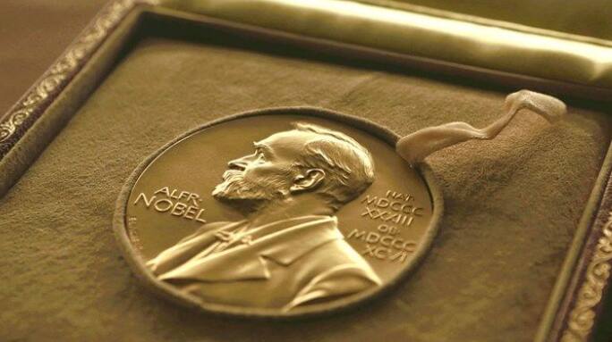 जगातील सर्वात प्रतिष्ठित पुरस्कार मानला जाणारा नोबेल पुरस्कार हा एका अशा व्यक्तीच्या नावाने दिला जातो, ज्याने विध्वंसाचे साधन असलेल्या डायनामाइटचा शोध लावला. अल्फ्रेड नोबेल असं त्या व्यक्तीचे नाव.