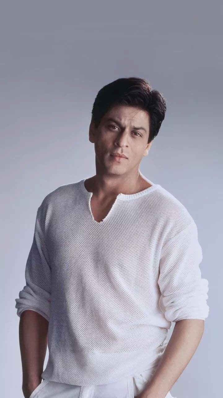 इस लिस्ट के दूसरे नंबर बॉलीवुड एक्टर शाहरुख खान का नाम शुमार है. अभिनेता ने अपने करियर की शुरुआत 1992 में रिलीज हुई फिल्म 'दीवाना' से की थी. आज भी किंग खान इंडस्ट्री में एक्टिव हैं और अपनी फिल्मों के जरिए दर्शकों का मनोरंजन कर रहे हैं. अभी तक शाहरुख खान को 8 बार फिल्मफेयर अवॉर्ड से नवाजा गया है.