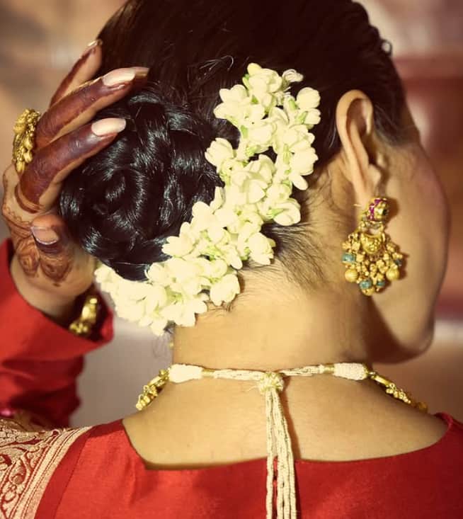 हिना खान ने बालों का बैक में बन बनाया था और गजरा लगाया हुआ था. ये लुक एक्ट्रेस पर खूब जंच रहा था.