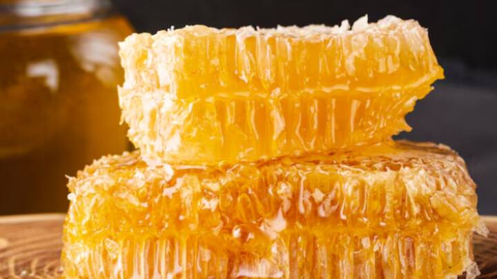 কিন্তু সেই সব নিরামিষ ভোজী, যাঁরা নীতিবোধ নিয়ে কড়া, তাঁরা আবার মধুকে নিরামিষ বলে মানেন না। তাঁদের মতে, মধু মৌমাছির শরীর থেকে সংগ্রহ করা না হলেও, মৌমাছি পালনের প্রক্রিয়া নীতির পরিপন্থী।