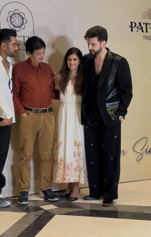 इस खास मौके पर करण कुंद्रा की फैमिली भी दिखी. एक्टर ने अपनी फैमिली के संग जमकर पोज दिया.