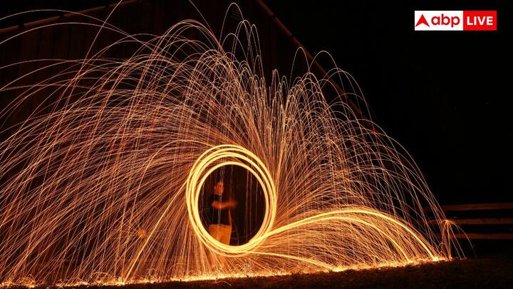 சாதாரண பட்டாசுகள் மிகவும் சத்தமாக வெடிக்கும். ஆனால் பசுமை பட்டாசுகள் அமைதியாக இருக்கும்படி வடிவமைக்கப்பட்டுள்ளன, மேலும் இவை சாதாரண பட்டாசுகளை விட குறைவான சத்தத்தை உருவாக்கும்.