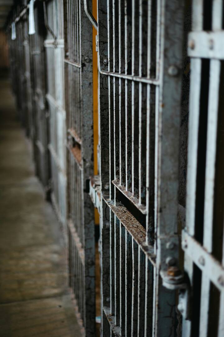 जर एखाद्या कैद्याला पळून गेल्यानंतर पकडलं तर त्याला परत तुरुंगात पाठवलं जातं आणि पळून जाण्यासाठी घालवलेला वेळ त्याच्या शिक्षेत जोडला जात नाही;तुरुंगातून पळून जाण्याचा हा गुन्हा त्याच्या पहिल्या शिक्षेत जोडला जातो .