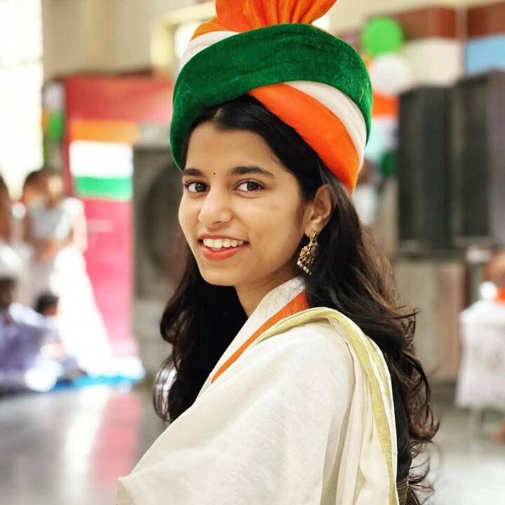 मैथिली सिर्फ गायिका ही नहीं, बल्कि काफी पढ़ी-लिखी और समझदार युवा कलाकार भी हैं. उन्होंने अपनी शुरुआती पढ़ाई गांव में की. कुछ साल बाद परिवार दिल्ली शिफ्ट हो गया और मैथिली ने वहां बाल भवन इंटरनेशनल स्कूल से 12वीं तक की पढ़ाई पूरी की.