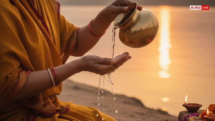 खरना वह दिन है जब वर्ती महिलाएं सूर्यदेव और छठी मैया के सम्मान में अपने तन-मन को शुद्ध करने के लिए कठोर उपवास रखती हैं. इसमें वर्ती महिलाएं भक्ति की अभिव्यक्ति के रूप में जल और अन्न का त्याग करती हैं और कुछ भी ग्रहण नहीं करती.