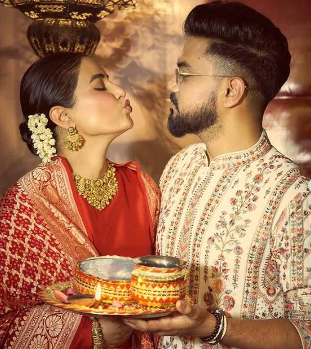 पति ने हिना खान पर प्यार लुटाया तो एक्ट्रेस से भी नहीं रहा गया. वे भी पति को किस करती हुई दिखीं.
